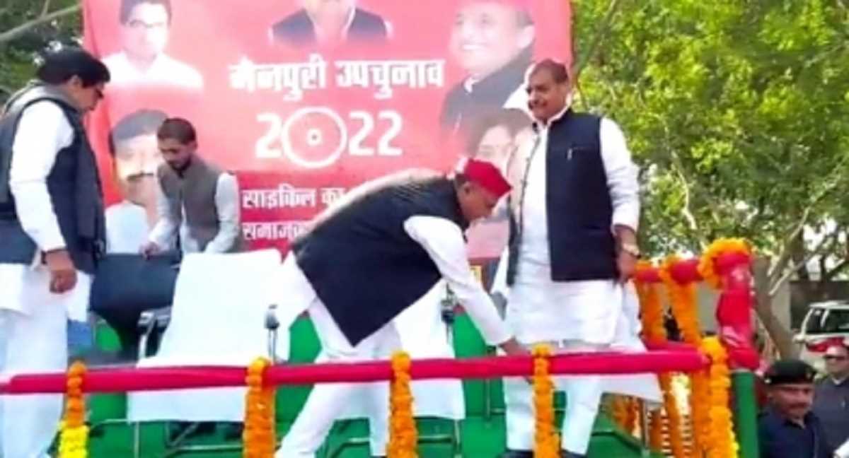 मैनपुरी में अखिलेश यादव ने छुए चाचा शिवपाल के पैर मैनपुरी में अखिलेश यादव ने छुए चाचा शिवपाल के पैर